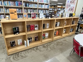 暑い夏には厚い本－鈍器本の数々－　図書展示風景